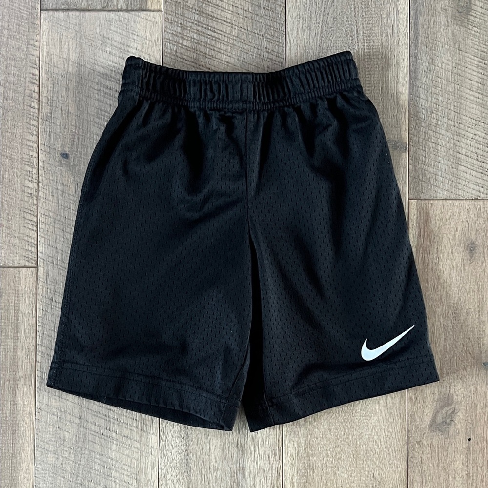 Boys Nike shorts size 6